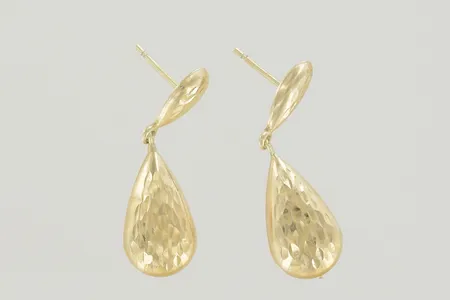 Ett par örhängen längd 3 cm bredd 4-8 mm, ploppar saknas 18K  Vikt: 1,2 g