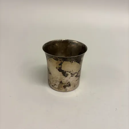 Mugg, höjd 5,5cm, saknar öra 830/1000 silver Vikt: 39,2 g