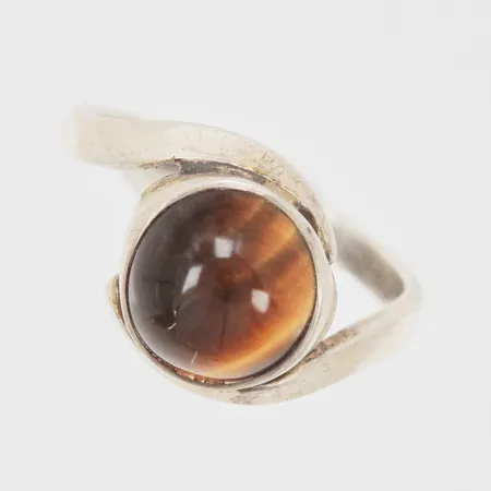 Ring med tigeröga stl:15¾, bredd 2-12mm, silver 830/1000 Vikt: 2,6 g