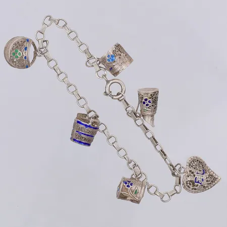 Armband med 6 berlocker längd 18,5cm bredd 4,2mm, silver 830/1000 Vikt: 9,1 g