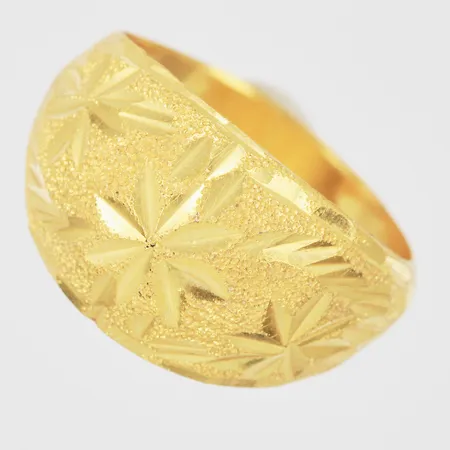 Ring med mönsterdekor Thaiguld, 1 Slung / ¼ Baht, stl: 19½, stämplad 96,5%, för 23,16K guld Vikt: 3,8 g