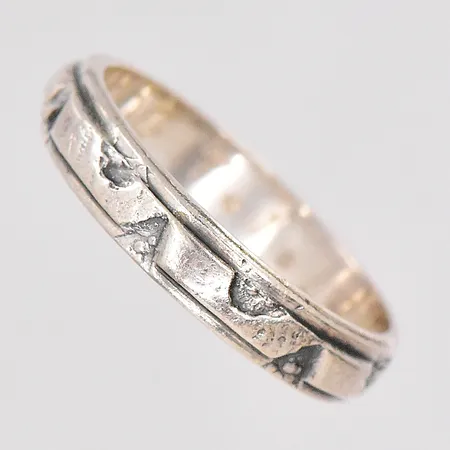 Ring stl:18 bredd 4mm graverad sliten silver 925/1000 Vikt: 2,7 g
