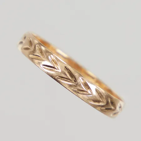 Ring med mönsterdekor, stl 19¾, bredd 3,5mm, Schalin, gravyr, 18K Vikt: 2 g