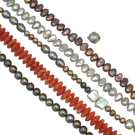 Fem Collier design PER BORUP Danmark - lås i 18K vitguld Ø12 mm, stämplad 750 P. Bo, låsets vikt 4,1 gram, collierens längd inkl. ändstopp/dobbar 41,5/45,5/45,5/46,0/46,5 cm, varierande bredd 6-12 mm, fint skick, sparsamt använt, originaletui medföljer Vikt: 4,1 g