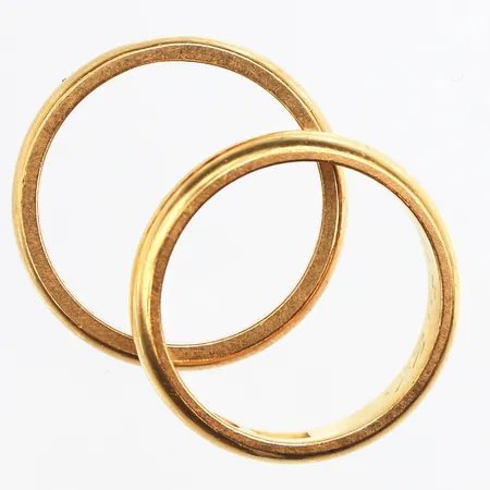 2 Släta ringar, stl: 18¼, bredd ca 3,7mm, Gravyrer, 23K. Vikt: 13,6 g