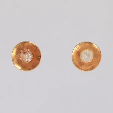Ett par örhängen med vita stenar, Ø 7,7mm, 18K Vikt: 0,8 g