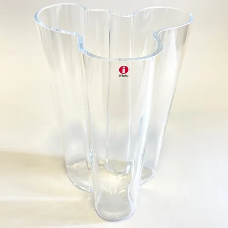 Vas Savoy Alvar Aalto Iittala höjd ca 25cm, etikettmärkt, klarglas. Skickas med postpaket.