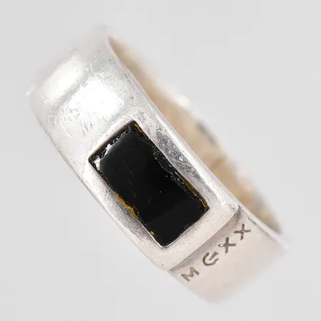 Ring stl:18¾ bredd 7,3mm svart sten naggad silver 925/1000 Vikt: 7,8 g