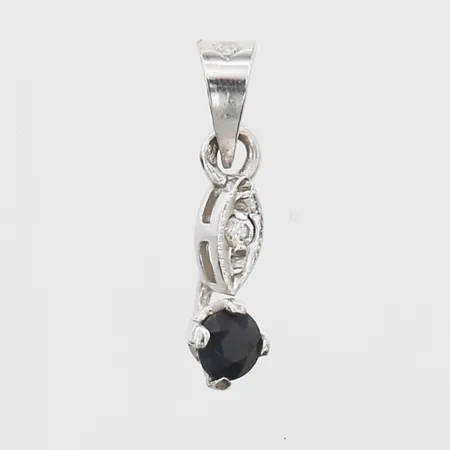 Hänge med safir och diamant 1 x ca 0,005ct, längd inkl. ögla 16mm, bredd 4mm, italienska stämplar, 18K vitguld. Vikt: 0,5 g