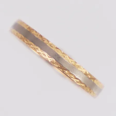 Ring mönsterdekor stl:18½ bredd 3mm, gravyr 18K Vikt: 2,7 g