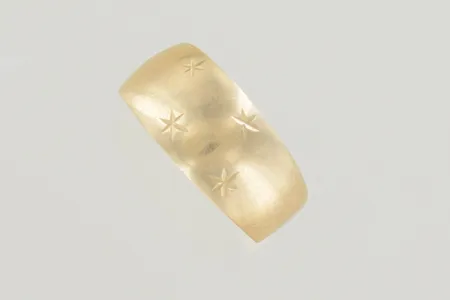 Ring stl:17½ mm bredd 8,3 mm,18K   Vikt: 1,4 g