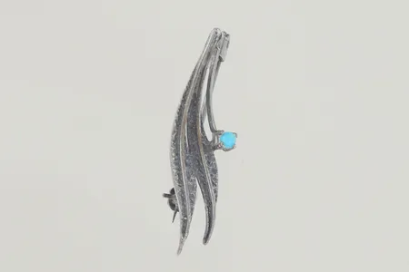 Brosch med sten längd 3 cm bredd 7 mm, silver  Vikt: 2 g
