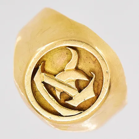 Klackring stl:17¾ bredd ovandel 14,7mm gravyr 18K Vikt: 6,5 g