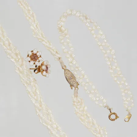 Armband 18cm, collier 54cm, ett par örhängen, med biwapärlor och metallås.