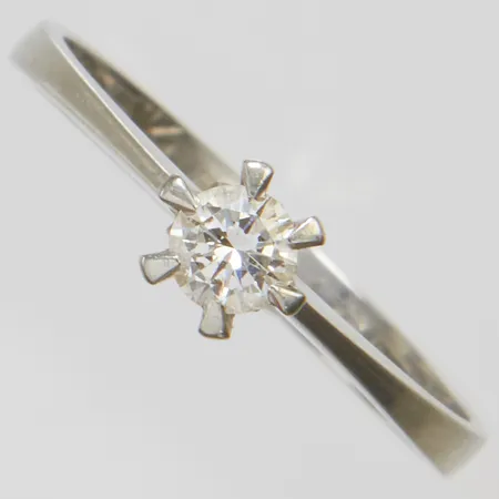 Enstensring med 1 diamant 0,17ct enligt gravyr, stl:16½, bredd: 2,3-4,8mm, personlig gravyr, repig, vitguld, 18K Vikt: 1,9 g