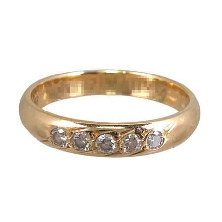 Diamantring i 18K guld, Diamanter 5 x 0,02ct, Schalins Ringar AB, stl:15,0 mm, bredd 3 mm, graverad, fint skick Vikt: 2,3 g