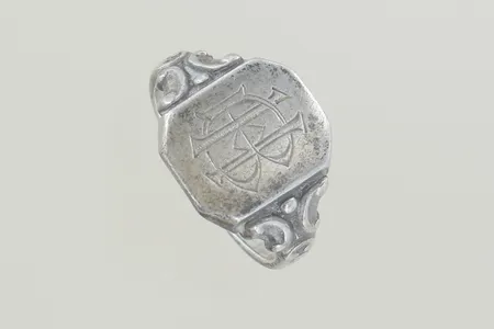 Ring stl:16½ bredd 13 mm, graverad silver 835/1000 Vikt: 4,2 g
