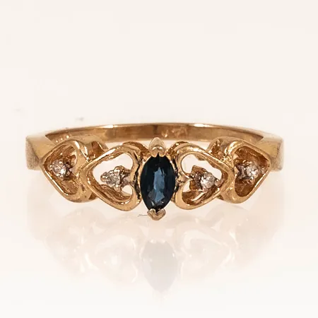 Ring med en blå sten (troligen safir) och fyra vita stenar stl:16¾ bredd 1,3-6,1mm, 14K 2,2g. 