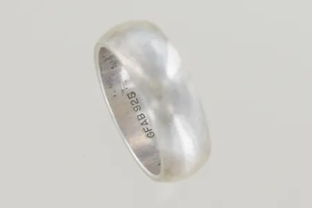 Ring stl 18 bredd 6,9 mm, silver 925/1000  Vikt: 7,1 g