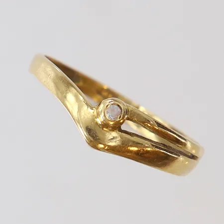 Ring med vit sten stl:15¼ bredd 5mm 18K Vikt: 1,1 g