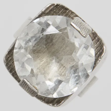 Ring med bergkristall Øca.15mm, stl:16¼, bredd: 5-16,6mm, liten skada på stenens rondist, silver 830/1000 Vikt: 9 g