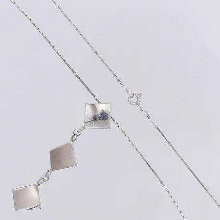 Collier Guldfynd längd 41,5cm bredd 0,7mm, hänge längd 58mm bredd 15mm, silver 925/1000 Vikt: 4,8 g