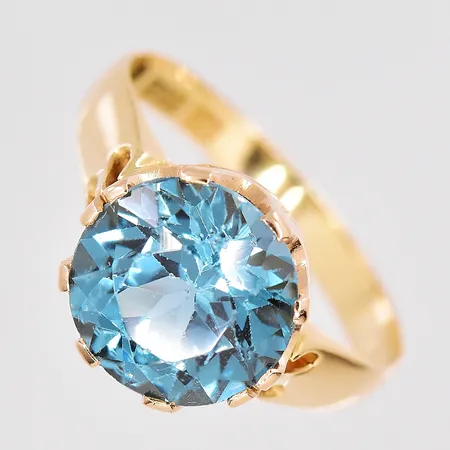 Ring stl:16¾ Ø 10mm blå sten små nagg 18K Vikt: 3,1 g