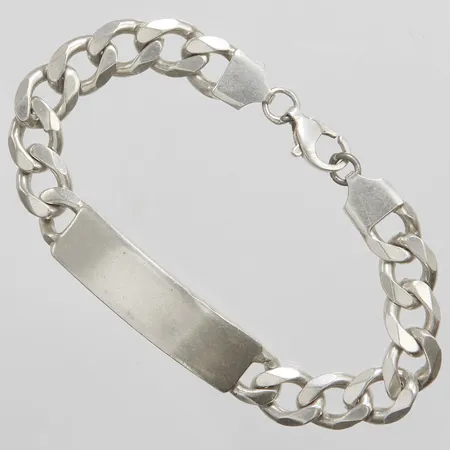 Armband med ograverad namnbricka, längd: 22cm, bredd: 11-12,1mm, repor samt mindre nagg, silver Vikt: 45,4 g