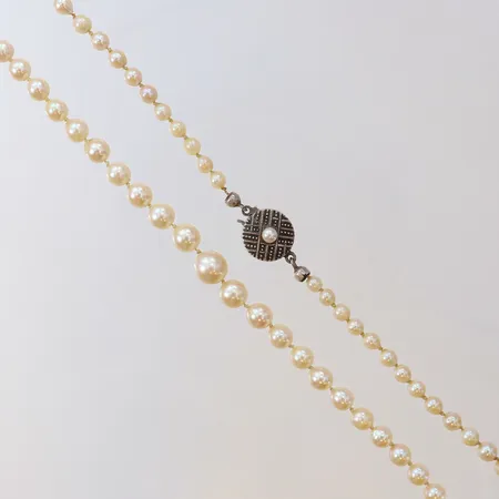 Doserad pärlcollier längd 49cm bredd 3-7mm lås i Silver 835/1000 bruttovikt:14,1g Vikt: 14,1 g