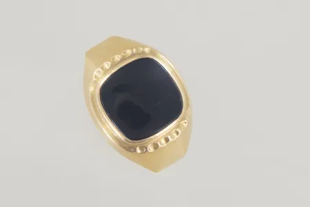 Ring med svart sten-70-tal stl:19 mm bredd 13,8 mm, ojämn skena 18K   Vikt: 3,1 g