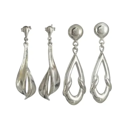 Örhängen i silver två par, örhängenas storlek 11x42 mm / 14x46 mm, fint skick Vikt: 12,6 g