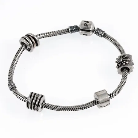 Armband Pandora längd 19cm med en stopper och tre berlocker, silver 925/1000 27,0g.