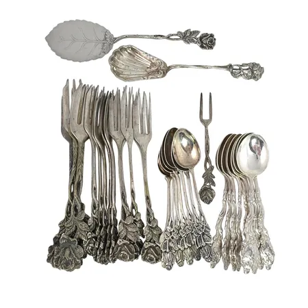 Silverbestick olika modeller merparten "Rosen", bl.a. bakelsegafflar, bruksskick Vikt: 465,5 g