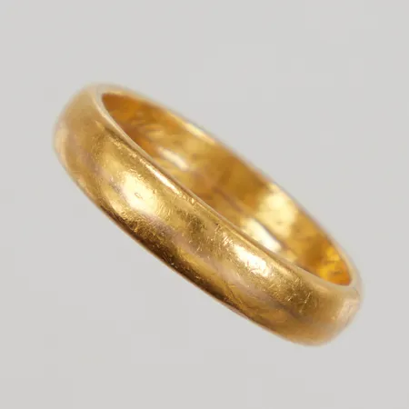 Ring stl 17¾, bredd 4,4mm, 2 st ihoplödda vigselringar, gravyr, 23K Vikt: 6,3 g
