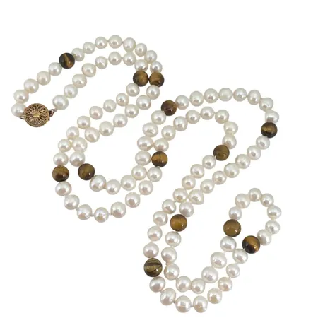 Pärlcollier längre modell, lås i förgylld metall, odlade sötvattenspärlor ca.  Ø8 mm, Tigeröga (sannolikt imitation), lås Ø12 mm, längd 98 cm, fint skick, vikt 73,7 gram