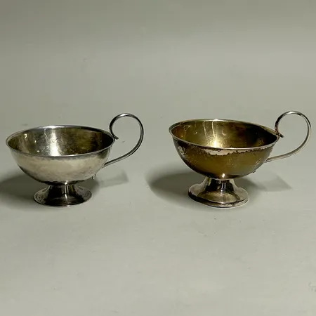 2 Udda punschbägare hamrad yta förgylld insida Ø6cm, kattfot, silver 830/1000 Vikt: 62,4 g