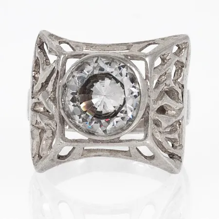 Ring med genombruten dekor och vit sten stl:16¾ bredd 5-15,5mm, stämplad V9 (1971), BEH (Bengt Hallberg Guldsmeds AB, Köping), kattfot, silver 925/1000 4,5g. 
