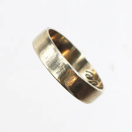 Ring slät, stl:17¼, bredd ca 4,5mm, gravyr, 9K. Vikt: 2,4 g