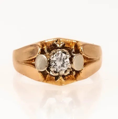 Ring med vit sten stl:18¾ bredd 2,5 - 10,8 mm 6,5g 18K. 