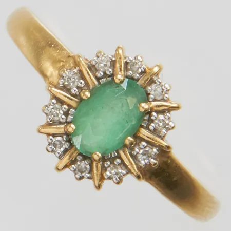 Karmoséring med en smaragd ca.6x4mm samt diamanter 10 x ca.0,005ct, 8/8-slipade, stl:18, bredd: 1,8-10,3mm, GHA, smaragden har ett mindre nagg, 18K Vikt: 2,8 g