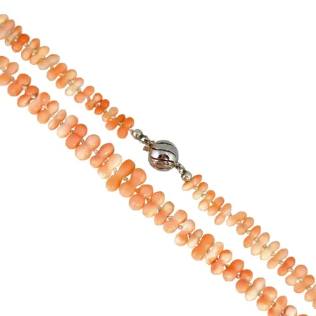 Collier Korall (rosa ton) lås i silver 925/1000, lås Ø8,5 mm, svagt doserad modell, bredd ca. 7-11 mm, längd 49 cm, tillverkare JKa, svensk kontroll/importstämpel, bruttovikt 17,7 gram Vikt: 17,7 g