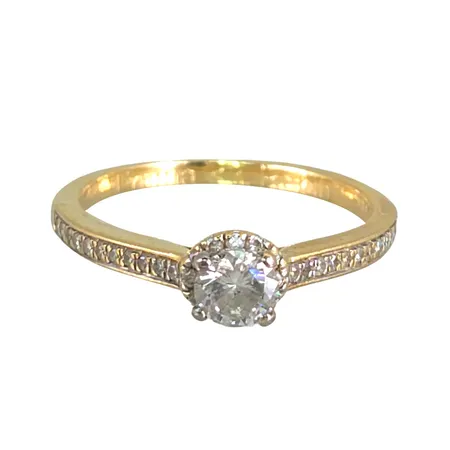 Diamantring i 18K guld Guldfynd (GHA), Diamanter 1x 0,15ct + 34 x 0,005ct, stl:15,0 mm, bredd 1,3 - 4,3 mm, graverad, fint skick Vikt: 1,8 g