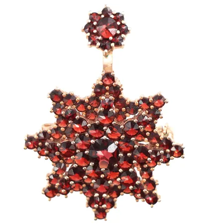 Brosch med granater, längd ca 40,4mm, bredd ca 29,4mm, förgyllt silver, 925/1000 silver. Vikt: 8 g
