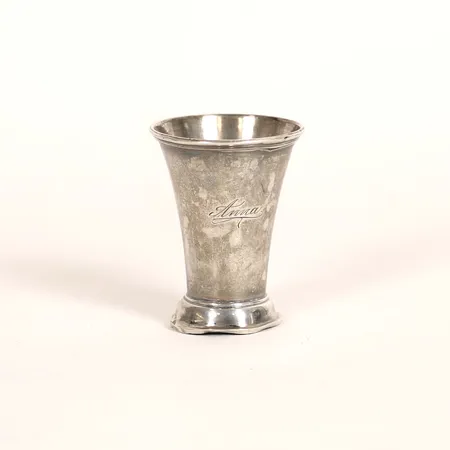 Bägare, höjd 6cm, Ø47mm, Hallbergs Guldsmeds AB C G, Stockholm 1905, gravyr, åldersbetingat slitage, silver 830/1000. Vikt: 24,7 g