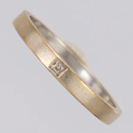 Ring med diamant 1 x ca 0,01ct, vitguld, stl:18, bredd 2,5mm, 18K Vikt: 2,6 g