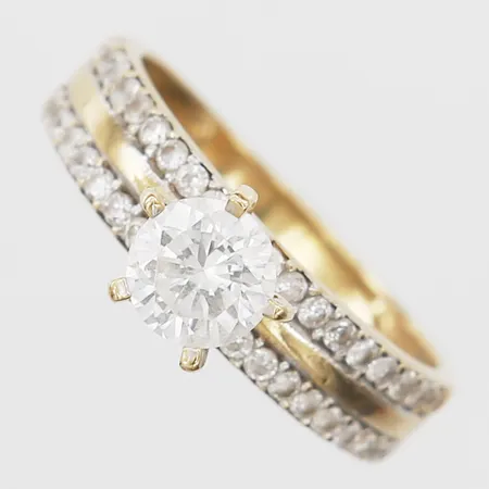 Ring med vita stenar, stl: 17½, 18K guld Vikt: 3,7 g