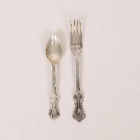 Kaffesked och förrättsgaffel modell Olga, längd 12-15cm, gravyr, buckla, silver 830/1000 Vikt: 35,7 g