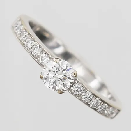 Ring med briljantslipade diamanter 1 x ca 0,34ct samt 12 x ca 0,02ct, kvalitet ca TW(F-G)/VS, stl: 16¾, skenan behöver omrodieras, 18K guld Vikt: 3 g