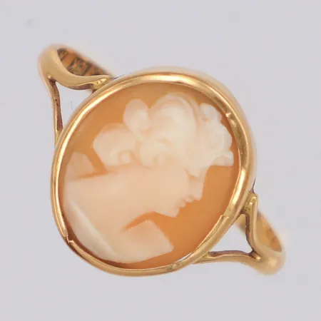 Ring med camé stl:17½, bredd 12,8mm, 18K Vikt: 1,4 g