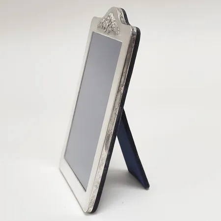 Fotoram yttermått: ca.23x16,5cm, mått foto: ca.17,5x12,5cm, Kitney & Co. London, silver 925/1000, bruttovikt 420,9g Vikt: 420,9 g Skickas med postpaket.